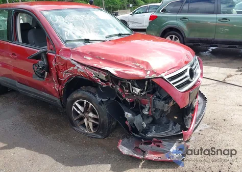 2011 Volkswagen Tiguan S из США, поврежденный, VIN WVGAV7AX8BW000446